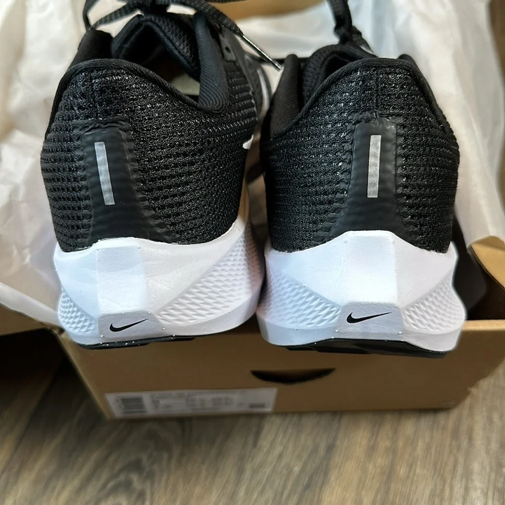 NWT Women Nike Air Zoom Pegasus Sneakers